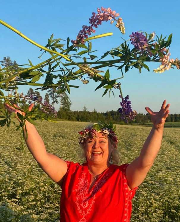 Toripäiväkonsertti: Birgitta Hällberg Birgitta Hällberg ja juhannuskukat