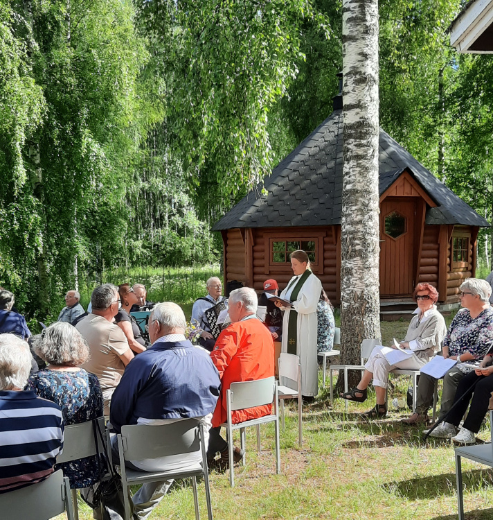 Kansanlaulukirkko juhannuksena Kylmälahden rannassa