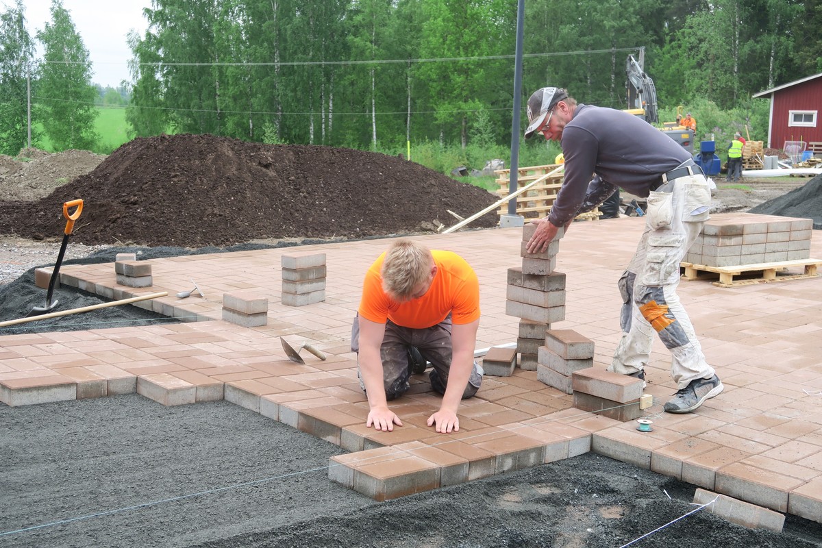 Avaa kuva isommaksi 26.5. pihatyöt jatkuvat